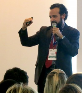 O professor Rogerio Leme, Diretor de Desenvolvimento Organizacional da ABRH Brasil, palestra no Espaço Carreira do ConaRh 2015