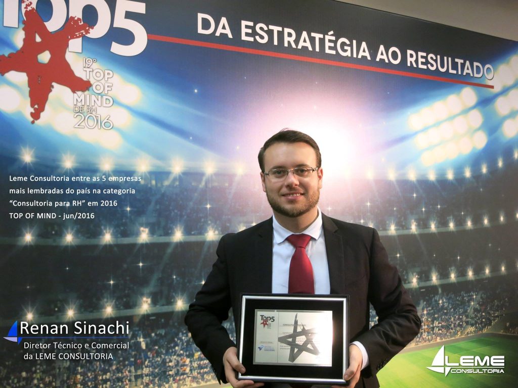 Renan Sinachi, diretor técnico da Leme Consultoria / Gestão e Estratégia, recebe a placa do TOP 5 em evento da Editora Fênix.